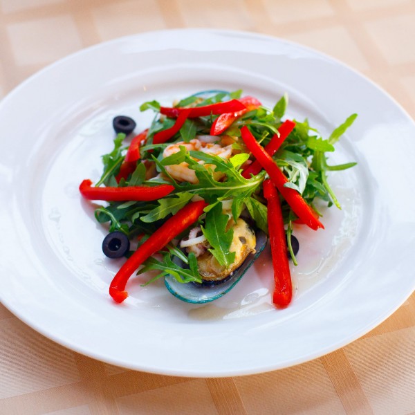 Теплый салат с морепродуктами «Таормина»